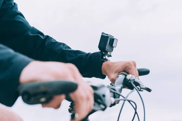 Mężczyzna Kamerą Ręku Jeździ Rowerze — Zdjęcie stockowe