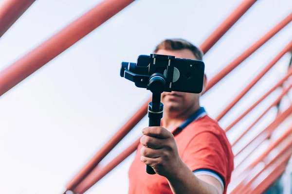 Stadyumdaki blogcu, el kamerasıyla akıllı telefondan video çekiyor.