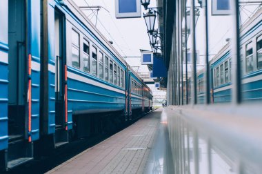 Tren istasyonunun peronunda yolcu treni