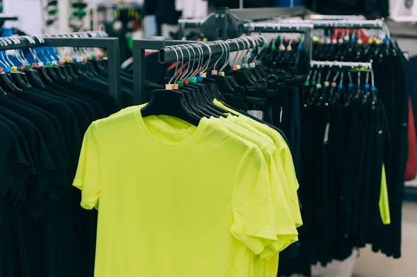 Shirts Hangen Aan Een Hanger Supermarkt — Stockfoto