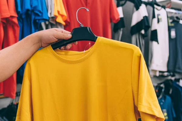 Man Houdt Een Shirt Zijn Hand Supermarkt — Stockfoto