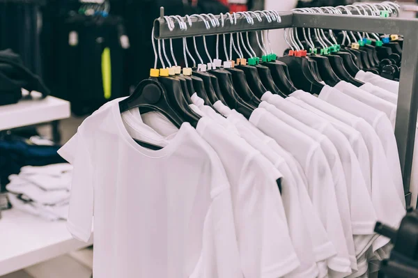 Shirts Hangen Aan Een Hanger Supermarkt — Stockfoto