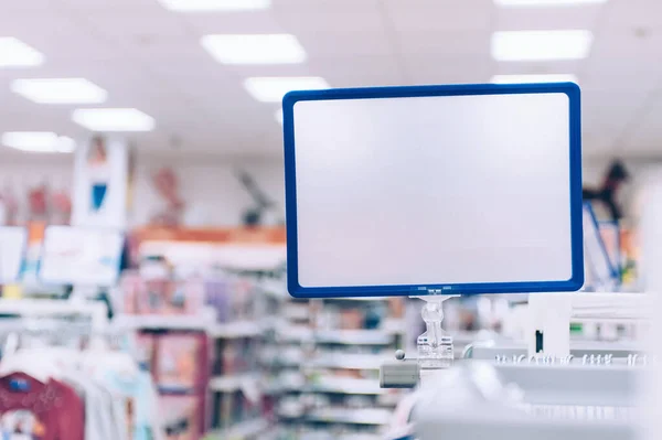 Bir süpermarkette indirimleri ve fiyatları gösteren maket tabelaları