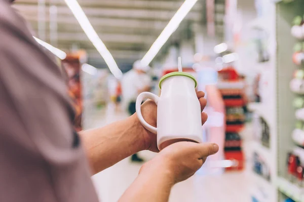 Muž Supermarketu Drží Šálek Slámou Drink — Stock fotografie