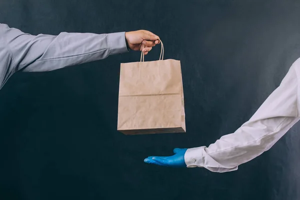 Homem Com Saco Papelão Nas Mãos Entrega Cliente Conceito Serviço — Fotografia de Stock