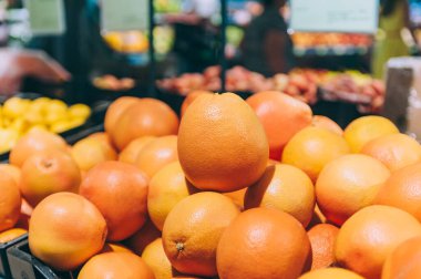 Süpermarkette bir kutu taze portakal.