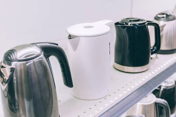 Süpermarkette vitrindeki su ısıtıcısı