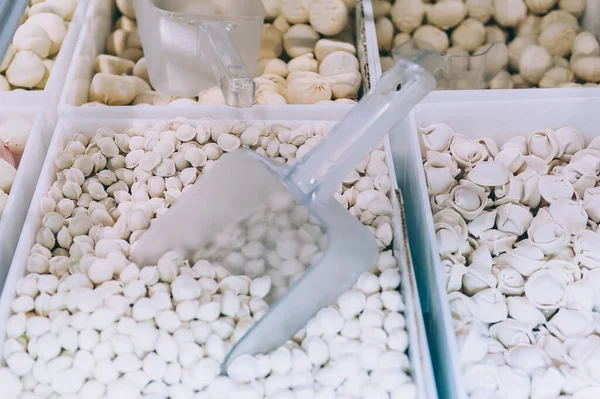 Süpermarketteki dolapta köfteler var.