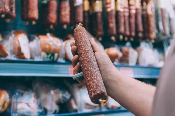 Tizio Supermercato Prende Una Salsiccia Una Vetrina Negozio — Foto Stock