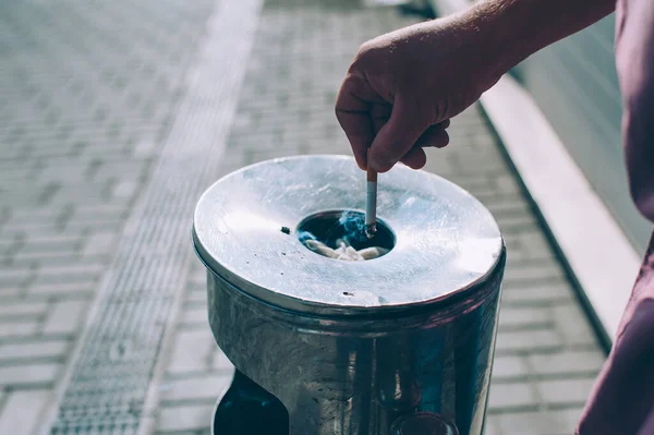 Tipo Com Cigarro Nas Mãos Atira Para Lixo — Fotografia de Stock