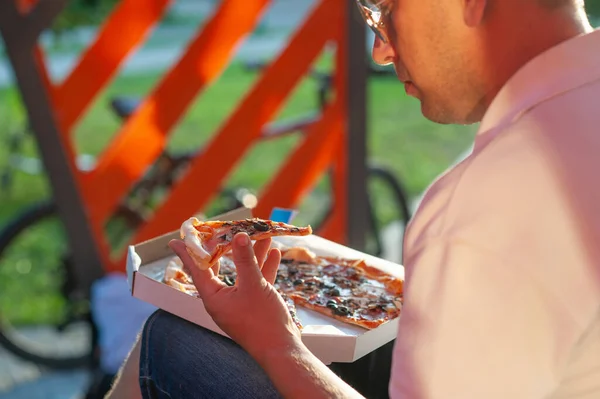 Mężczyzna Trzyma Kawałek Pizzy Rękach Fast Food Świeżym Powietrzu — Zdjęcie stockowe