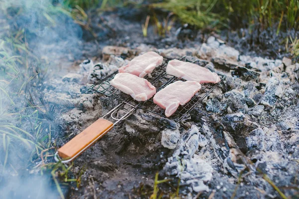 Mięso Drucianym Wieszaku Nad Ogniem Piknik Przyrodzie — Zdjęcie stockowe