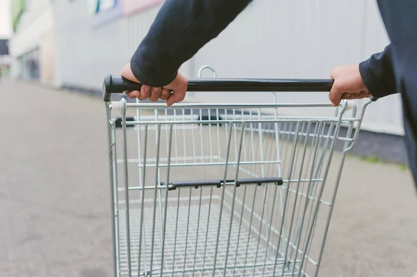 Tipo Com Carrinho Supermercado Nas Mãos — Fotografia de Stock