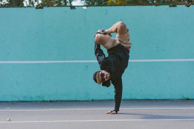 Mavi duvarda dans eden BBOY