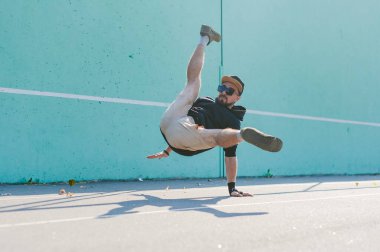 Mavi duvarda dans eden BBOY