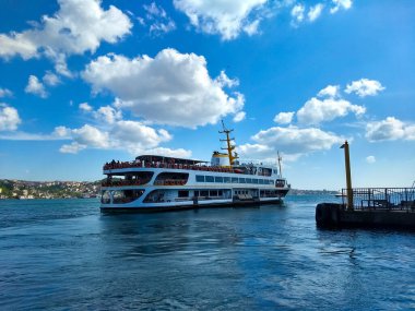 Açık gökyüzü altında buharlı gemi ve deniz manzarası Ortakoy, Boğaziçi - İstanbul