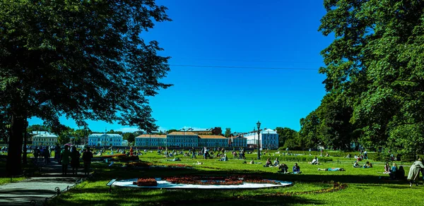 Saint Petersburg / Rusya 06.24.2020: İnsanlar karantinadan sonra yeşil bir parktaki temiz havada dinleniyor