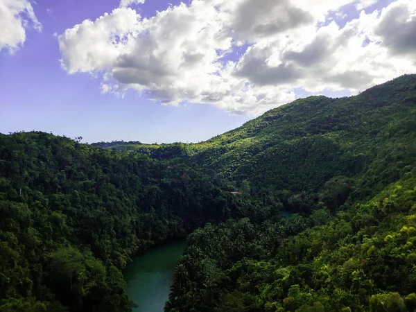 Une Rivière Montagne Milieu Épaisses Collines Verdoyantes Sur Lesquelles Soleil — Photo