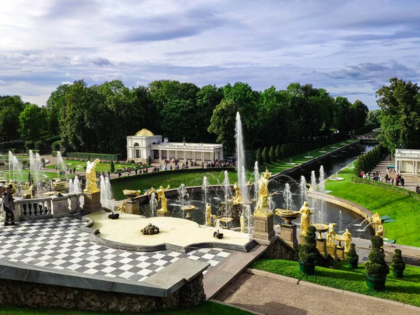 Aziz Petersburg / Rusya - 07.05.2019: Yazın fıskiyeleri ve heykelleri olan tarihi bir yerde manzara tasarımının güzel üst görüntüsü