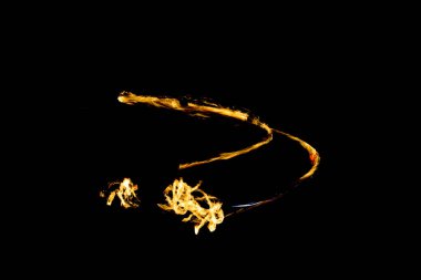 Siyah arka plandaki yangın sırasında çeşitli yangın şekilleri