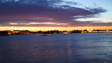 Beyaz geceler boyunca Avrupa şehrinin güzel nehir ve köprü manzarası