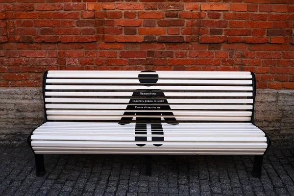 White Bench Print Form Person Inscription Background Brick Wall — Stock Photo, Image