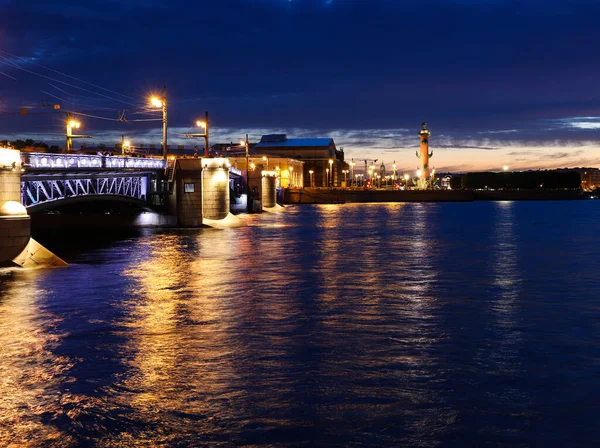 Bella Vista Sul Fiume Sul Ponte Nella Città Europea Durante — Foto Stock