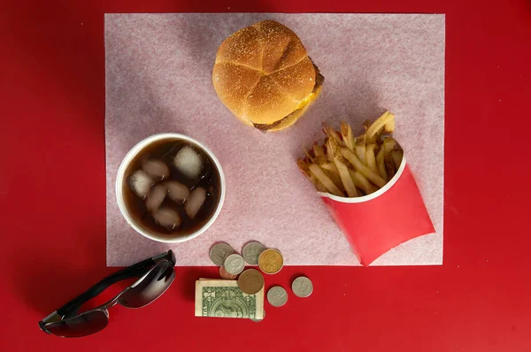 Kırmızı masada, güneş gözlüğü ve bozuk para ile Wendy Burger 'in üst görüntüsü. 