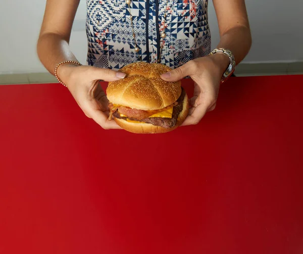 Mulher Segurando Hambúrguer Wendys Realizada Mostrado Sobre Uma Mesa Vermelha — Fotografia de Stock