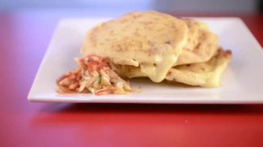 Pupusas dish parallax video görüntüsü kırmızı masada