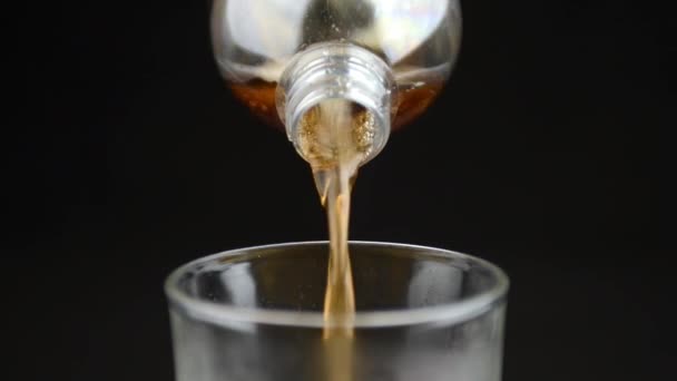 Vidéo au ralenti de cola versé sur un verre