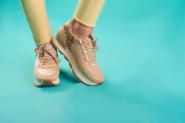 Foto Cerca Zapatillas Deporte Jeans Flacos Amarillos Contra Fondo Acuático —  Fotos de Stock