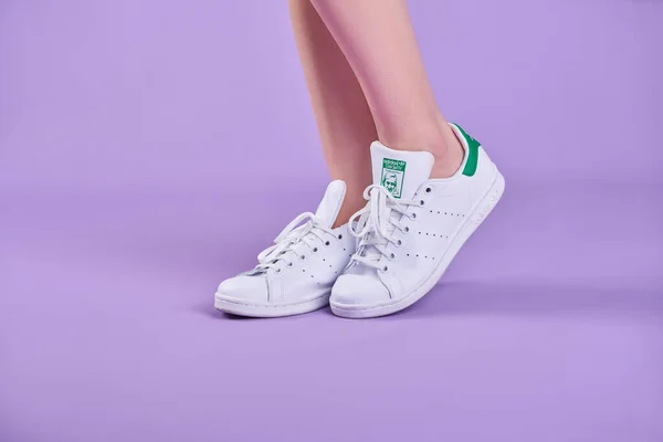 12 Mart 2020 'de Adidas Stan Smith marka beyaz spor ayakkabı giyen genç bir kadın.