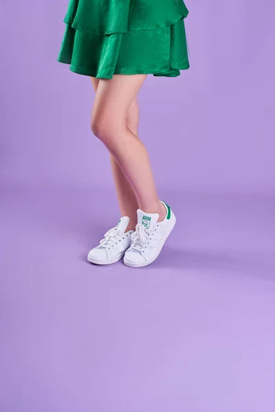 Mujer Joven Estudio Con Adidas Stan Smith Edición Zapatillas Blancas —  Fotos de Stock