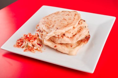  Orta Amerika El Salvador ve Honduras 'tan geleneksel pupusas yemeği.