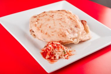  Orta Amerika El Salvador ve Honduras 'tan geleneksel pupusas yemeği.