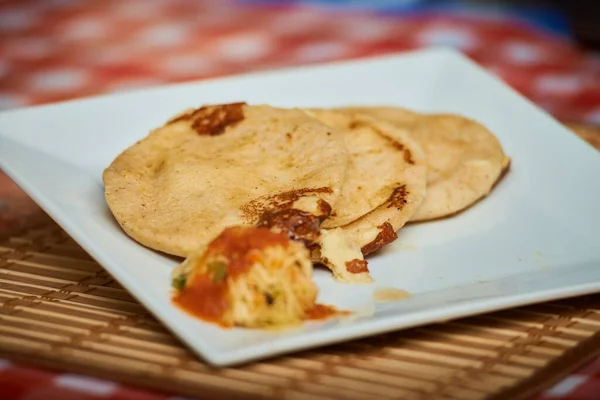 Pupusas fotoğrafı Orta Amerika 'dan tipik bir yemek.