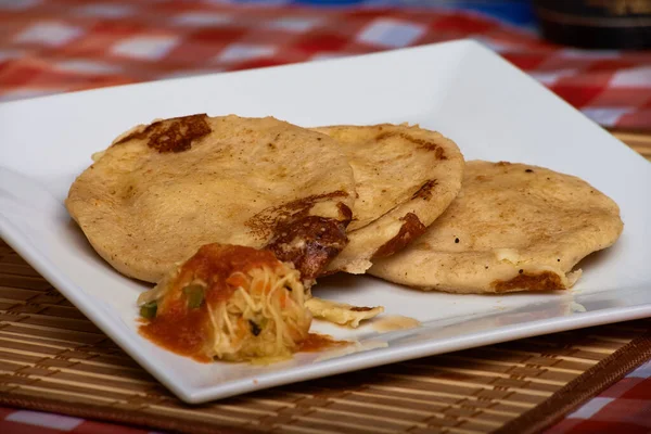 Pupusas fotoğrafı Orta Amerika 'dan tipik bir yemek.