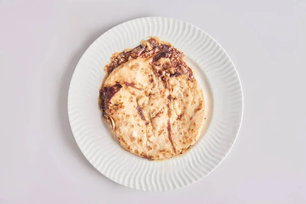 Pupusas fron El Salvador yalıtılmış el yazısı ve sosla şık beyaz bir tabakta