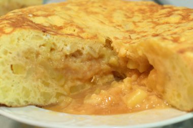 İspanyol omleti tabakta.