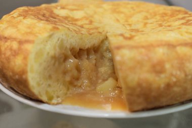 İspanyol omleti tabakta.