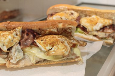 Ekmek arası kızarmış yumurtalı sandviç.