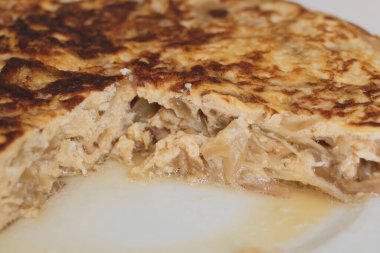 İspanyol omleti açık ve çok ince pişirilmiş.