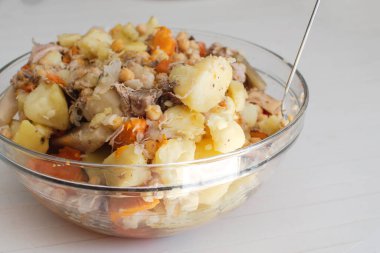 Sebzeli Akdeniz yemeği kasede lezzetli olan et.