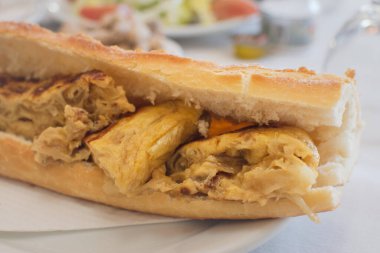 Baget ekmekli İspanyol omleti lezzetlidir.