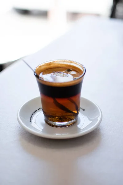 Café Con Tres Colores Marrón Negro Amarillo Con Una Cuchara —  Fotos de Stock