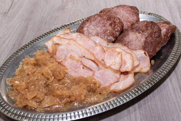 Bandeja Metal Con Cebolla Frita Tocino Hamburguesa —  Fotos de Stock