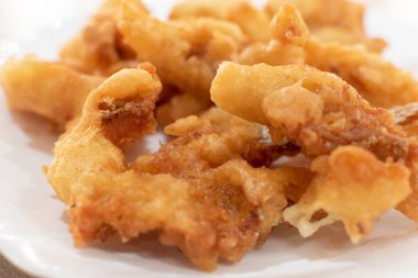 Beyaz tabakta kızarmış balık.