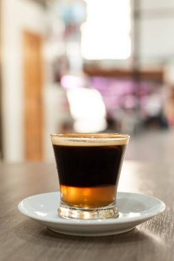 Yanmış rom ve şekerli kahve tipik İspanyol yemeği.