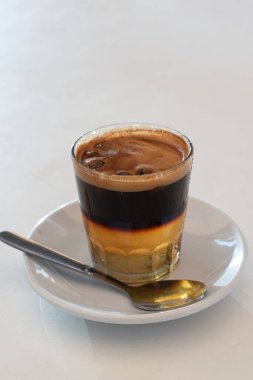 Yanmış rom şekeri ve tarçınlı kahve. Valencia 'dan tipik.